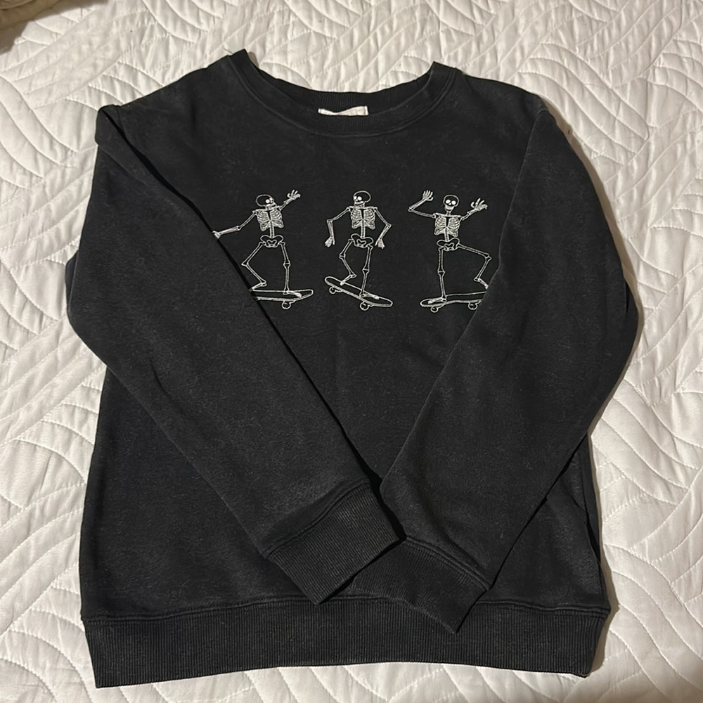 🚨DONATING 8/19 🫶EUC Tilly’s Full Tilt sweatshirt